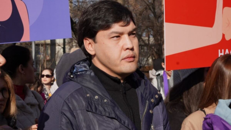 قىزىلورداداعى سۇمدىق: سالتانات نٷكەنوۆانىڭ اعاسى وقۋشى قىزعا اقشا جيناپ بەردٸ