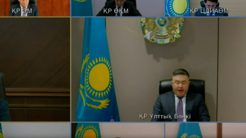 ۇلتتىق بانك باسشىسى ٷكٸمەت وتىرىسىندا ەسٸنەپ وتىر