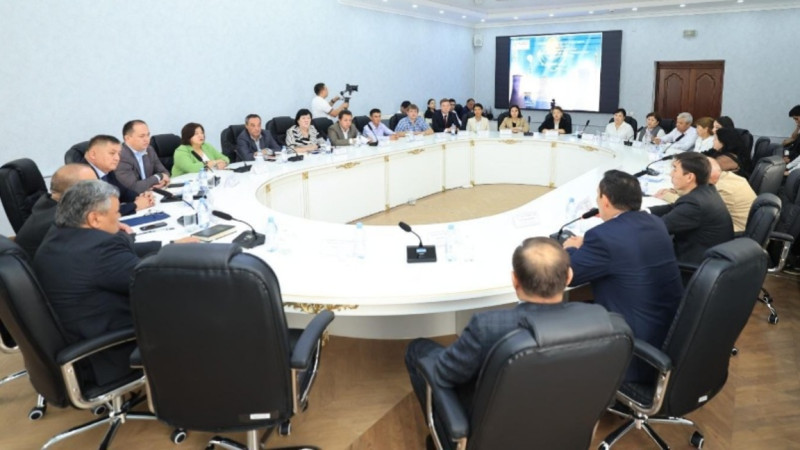 Auezov University-دە اەس سالۋدا شەتەلدٸڭ تەجٸريبەسٸن تالقىلاعان دٶڭگەلەك ٷستەل ٶتتٸ