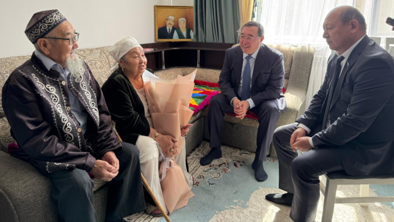 الماتى وبلىسى ەكٸمٸ ٶڭٸردەگٸ قازىنالى قارتتاردى مەرەكەگە وراي قۇتتىقتادى