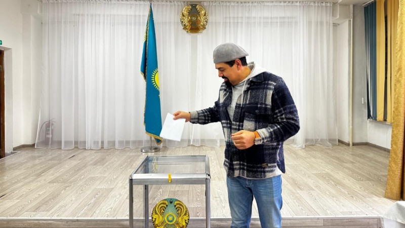 Ánshi Parviz Nazarov Almatyda referendýmda daýys berdi