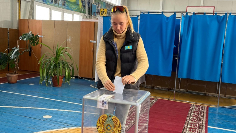 Jastar arasyndaǵy álem chempiony daýys berdi