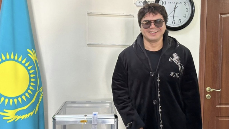 «MýzART» tobynyń solisi Kenjebek Janábilov Almatyda daýys berdi
