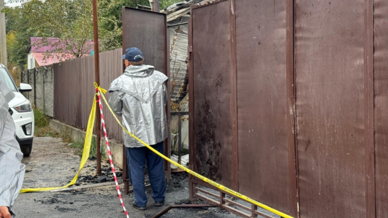 "Үйге біреулер нөмірі жоқ көлікпен келген" - Шерзаттың туыстары үйдің өртенуі туралы