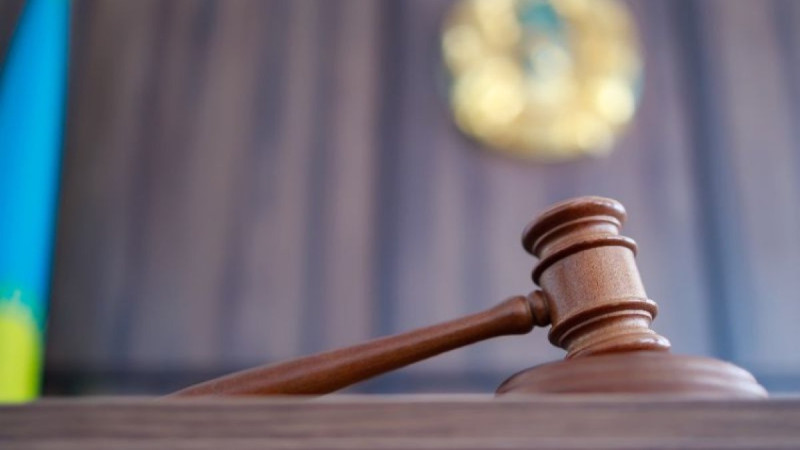 Politsiia polkovniginiń uly esirtki qylmysyna qatysty sottaldy