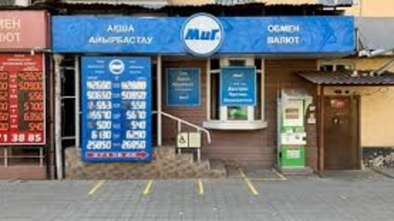 Ақша айырбас орындарына тұра жүгірмеңіз, ертең доллар "аптығын" басады - сарапшы