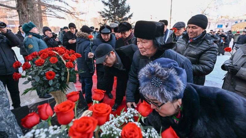 Семейде Қайрат Рысқұлбеков ескерткішіне гүл шоқтары қойылды