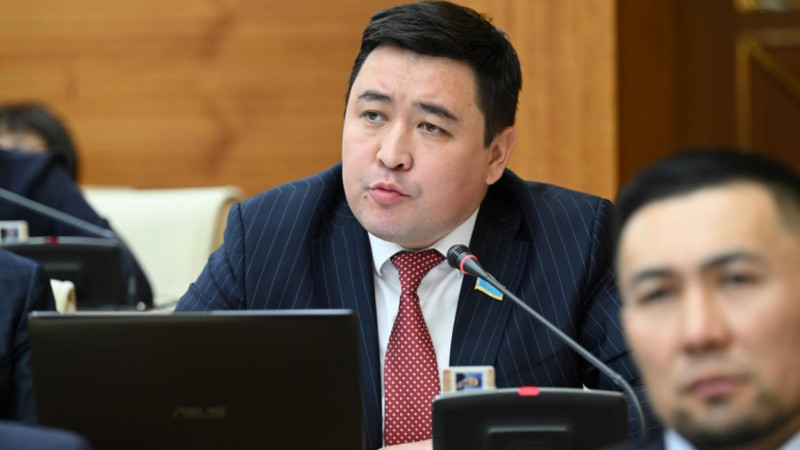 Depýtat Aralbaiuly elde az jalaqy alatyn maman ieleri týraly aitty