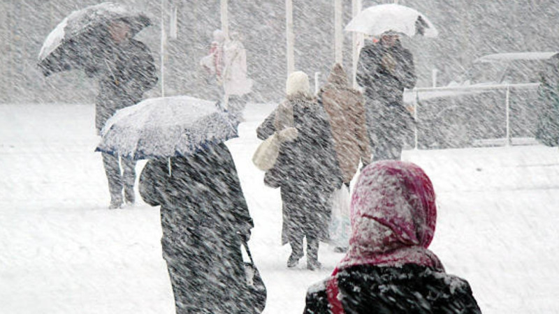 قاراعاندى وبلىسىندا بوراندى تٷنٸ ٷش مىڭعا جۋىق ادام جولدا قالدى