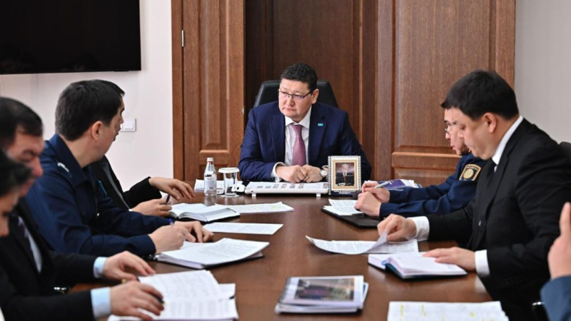 Berik Ýáli Semei qalasyndaǵy mektep oqýshylary arasyndaǵy kikiljińge bailanysty jiyn ótkizdi