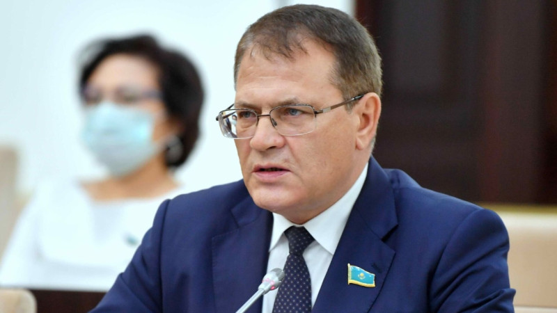 “كەز كەلگەن شىعىن ورىندى”. سەناتور ەسكەري شەرۋگە بٶلٸنگەن 2,5 ملرد تەڭگەگە قاتىستى پٸكٸر بٸلدٸردٸ