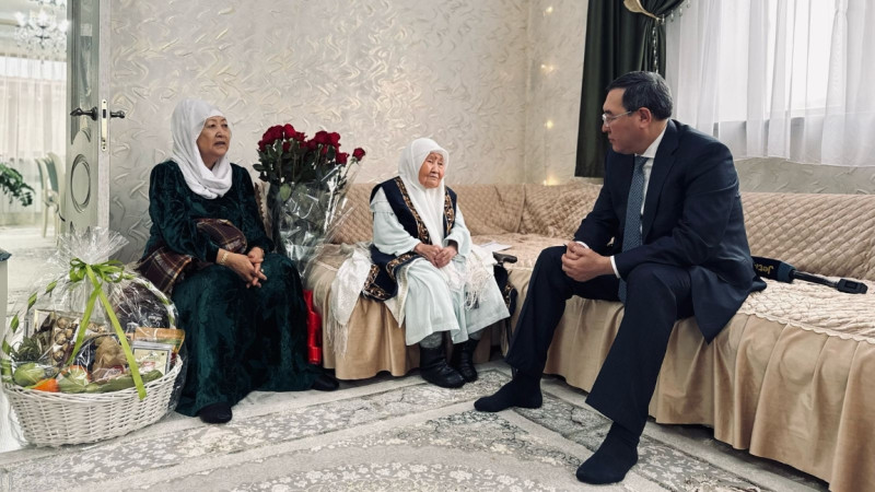 Almaty oblysynyń ákimi 97 jastaǵy qari ájemen kezdesti