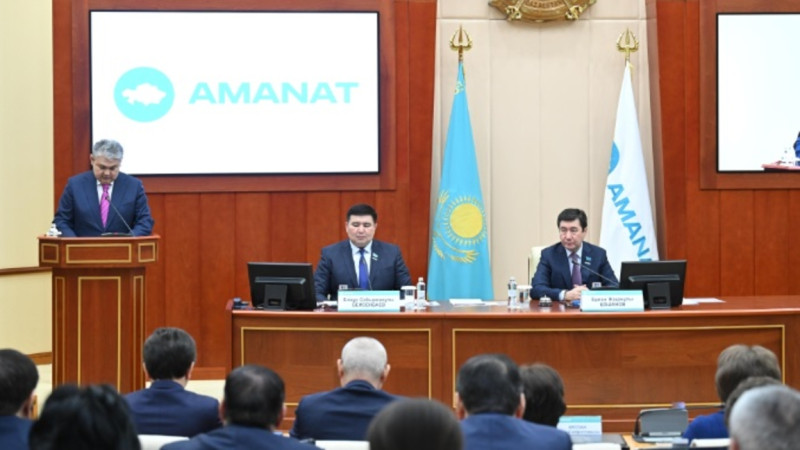 «AMANAT» فراكتسيياسىنىڭ دەپۋتاتتارى بٸرىڭعاي ۋاقىت بەلدەۋٸ بويىنشا ٷكٸمەتتٸڭ شەشٸمٸن قولدادى