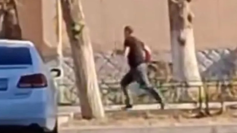 Kókshetaýdaǵy mektepterdiń birine ústi-basy qan-qan er adam basa-kóktep kirgen