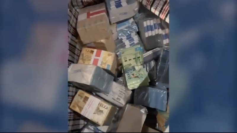 تالدىقورعاندا بٸرنەشە قىزمەتكەر 1,6 ميللياردتى سٶمكەمەن تاسىپ بارا جاتقانىندا ۇستالدى