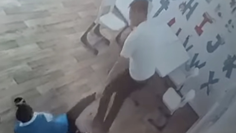 Saryaǵashta ortalyq qyzmetkeri daýn sindromy bar balany taiaqpen urǵan