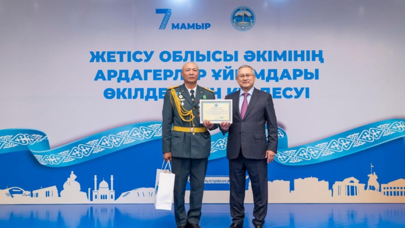 Beibit Isabaev ardagerlerge alǵys bildirip, merekelik marapattar tabystady