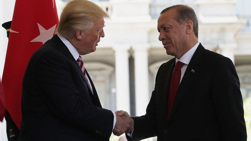 Tramp Erdoǵannan Ýkraina men Resei arasyndaǵy soǵysty toqtatýǵa deldal bolýdy surady