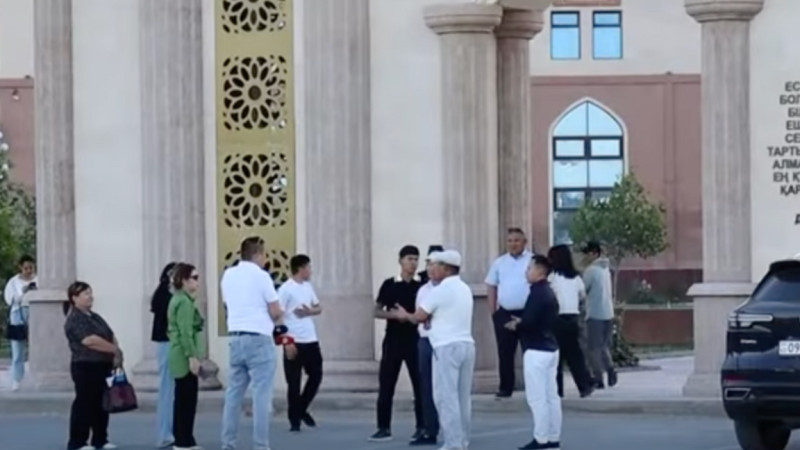 "تٶرت ساعاتتا جارىق ٷش رەت ٶشكەن": قىزىلوردادا وقۋشىلار ۇبت نەتيجەسٸنە نارازى