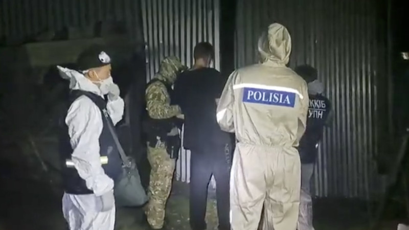 Milliondaǵan doza: aýyldardyń birinen esirtki zerthanasy anyqtaldy