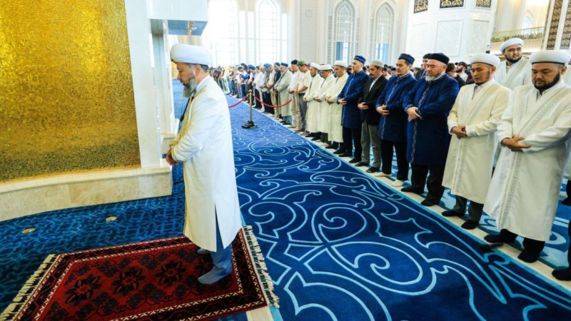 باس مٷفتي رەسپۋبليكالىق باس مەشٸتتە قۇربان ايت نامازىن جٷرگٸزدٸ