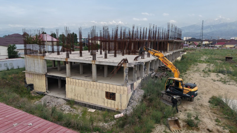Almatyda taǵy bir turǵyn úi kesheni buzylyp jatyr