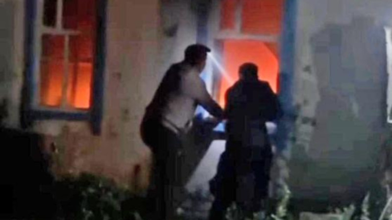 سەمەيدە ەسكەري قىزمەتشٸ ٶرتەنگەن ٷيدەن ەيەلدٸ قۇتقارىپ قالدى