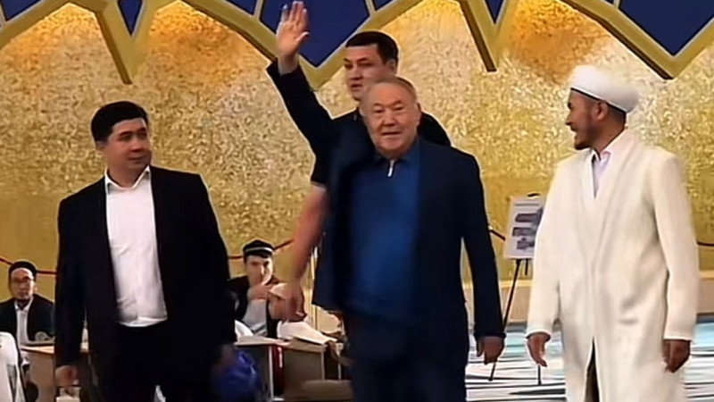 Nazarbaev Astananyń bas meshitinde kózge tústi
