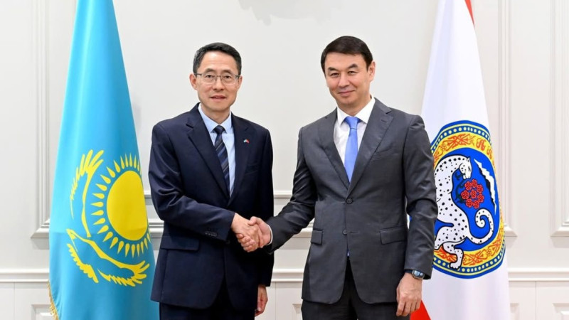 Almaty ákimi Darhan Satybaldy QHR-nyń QR-daǵy Tótenshe jáne Ókiletti Elshisimen kezdesti