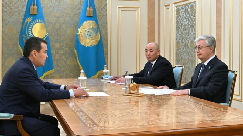 توقاەۆ سمايىلوۆپەن كەزدەسٸپ, بٸرنەشە تاپسىرما بەردٸ