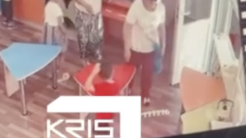 تارازدا تەربيەشٸ بالاباقشادا بٷلدٸرشٸننٸڭ باسىن جارىپ تاستاعان