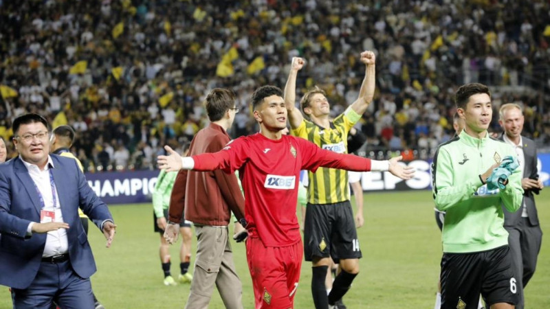 Almaty ákimi Darhan Satybaldy «Qairat» fýtbol klýbyn tarihi jeńisimen quttyqtady