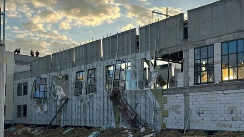 قۇلسارى قالاسىندا سالىنىپ جاتقان مەكتەپتٸڭ شاتىرى وپىرىلدى