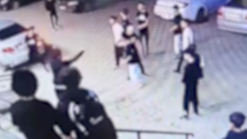 اقتٶبەدە قاتارلاستارىمەن تٶبەلەستەن كەيٸن وقۋشىنىڭ كٶز جانارىنا زاقىم كەلگەن