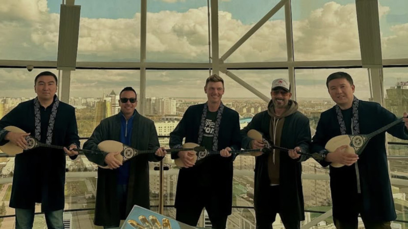 Backstreet Boys Астанада домбырадан сабақ алды