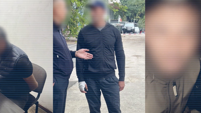 الماتىدا بەتپەردە تاققان ٷش ادام ٷي يەلەرٸن بايلاپ, توناپ كەتكەن