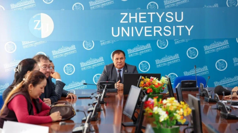 جەتٸسۋ ۋنيۆەرسيتەتٸندە «جاساندى ينتەللەكت جەنە تسيفرلىق ترانسفورماتسييا» اپتالىعى باستالدى