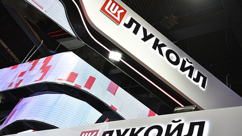 Batys sanktsiialarynan keiin “Lýkoil” sheteldegi aktivterin satpaq