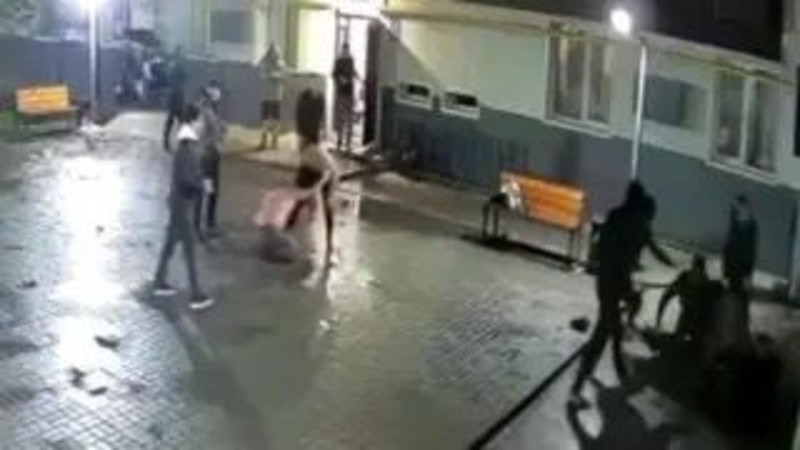 Almatyda turǵyn úi kesheniniń kúzetshisi tóbeleste zardap shekti