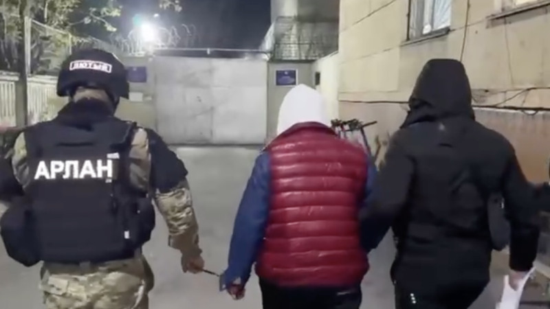 شىمكەنتتٸك بلوگەر مەملەكەتتٸك قىزمەتكەردەن 10 ملن تەڭگە بوپسالاعان