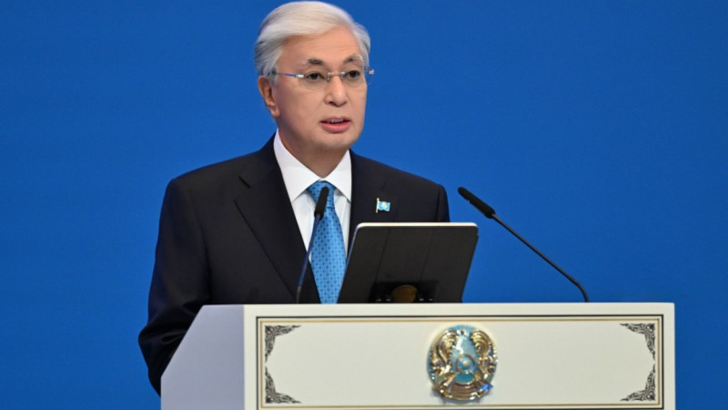"بەرٸن ٶزٸم جەكە قاداعالاپ وتىرامىن". توقاەۆ ەسكەردەگٸ احۋالعا قاتىستى پٸكٸر بٸلدٸردٸ