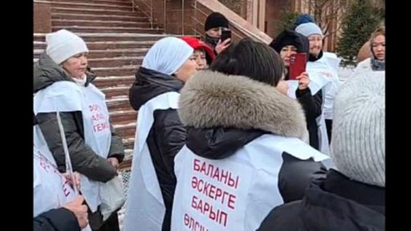 قورعانىس مينيسترلٸگٸ ميتينگٸگە شىققان انالاردىڭ نارازىلىعىنا جاۋاپ بەردٸ