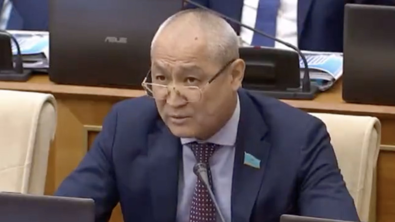 "بارىپ تۇرعان باسسىزدىق". دەپۋتات جاڭبىرشين لگبت تۋرالى ٶتكٸر پٸكٸر بٸلدٸردٸ
