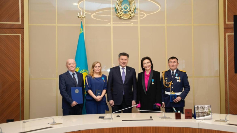 Шығыс Қазақстанда Тәуелсіздік күніне орай мемлекеттік наградалар және Құрмет грамоталары табысталды