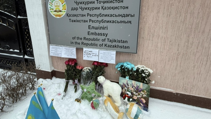 10 jastaǵy tájik balanyń qazasy: qazaqstandyqtar Tájikstan elshiligine gúl shoqtaryn qoiyp jatyr