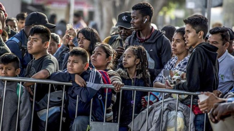 AQSh óz erkimen elden ketetin migranttarǵa 3 myń dollar tólemek