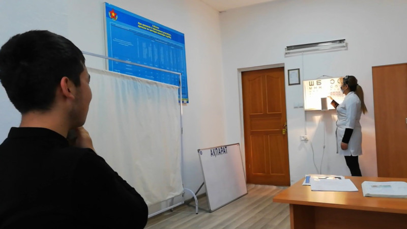 قورعانىس مينيسترلٸگٸ ەسكەرگە شاقىرىلاتىن ساربازداردى مەديتسينالىق تەكسەرۋگە قاتىستى پٸكٸر بٸلدٸردٸ