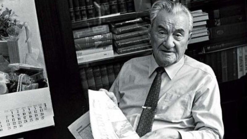 "بالالار ٷيٸنە جيٸ كٶمەكتەسٸپ تۇرعان, اڭشىلىقتى جاقسى كٶرگەن": بٷگٸن - قوناەۆتىڭ تۋعان كٷنٸ