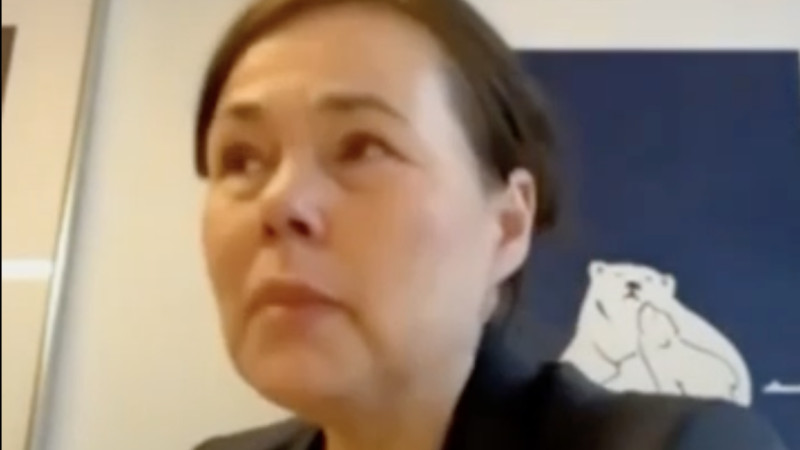 Grenlandiianyń syrtqy ister ministri Tramp ákimshiliginiń ókilderimen kezdesýden keiin kóz jasyn áreń tyidy