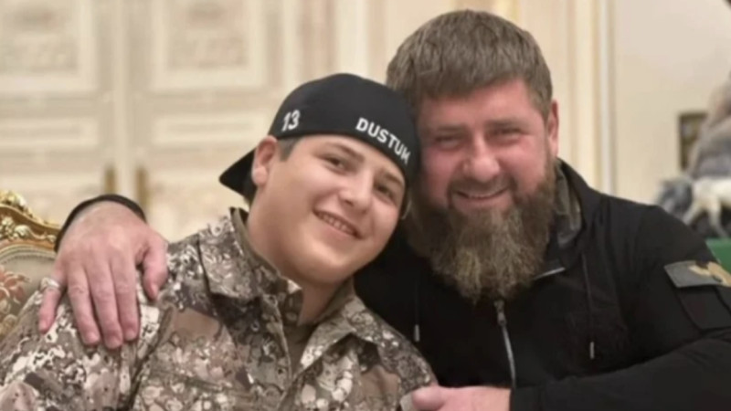 Es-tússiz jansaqtaý bóliminde jatyr: Ramzan Qadyrovtyń uly jol apatyna tústi